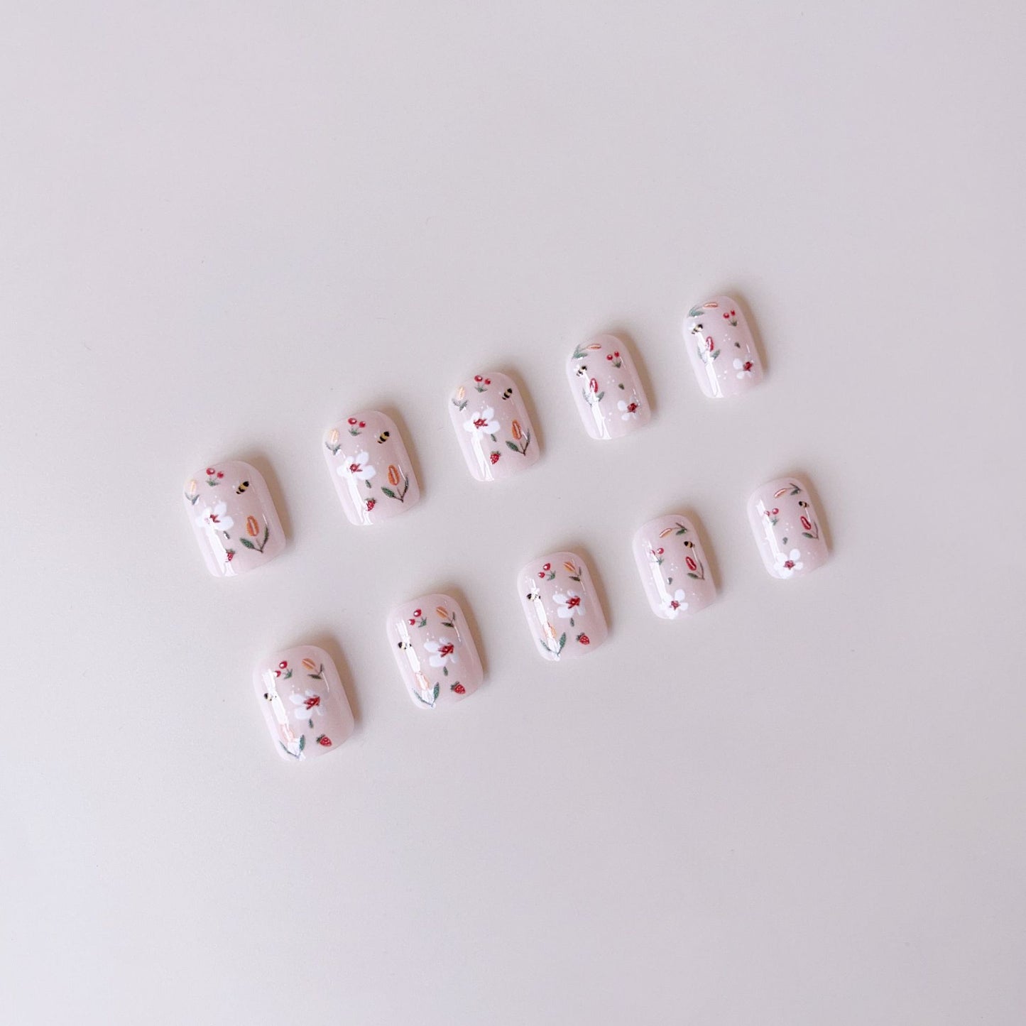 Kunstnagelset mit fröhlichen Blumen- und Bienendesigns Brehn