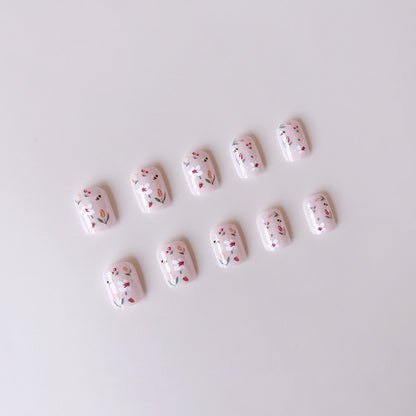 Kunstnagelset mit fröhlichen Blumen- und Bienendesigns Brehn