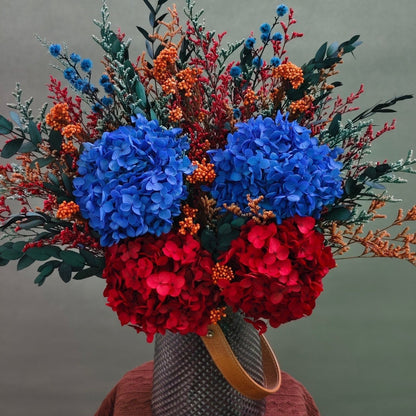 Lebhaftes Blumenarrangement als Mittelpunkt