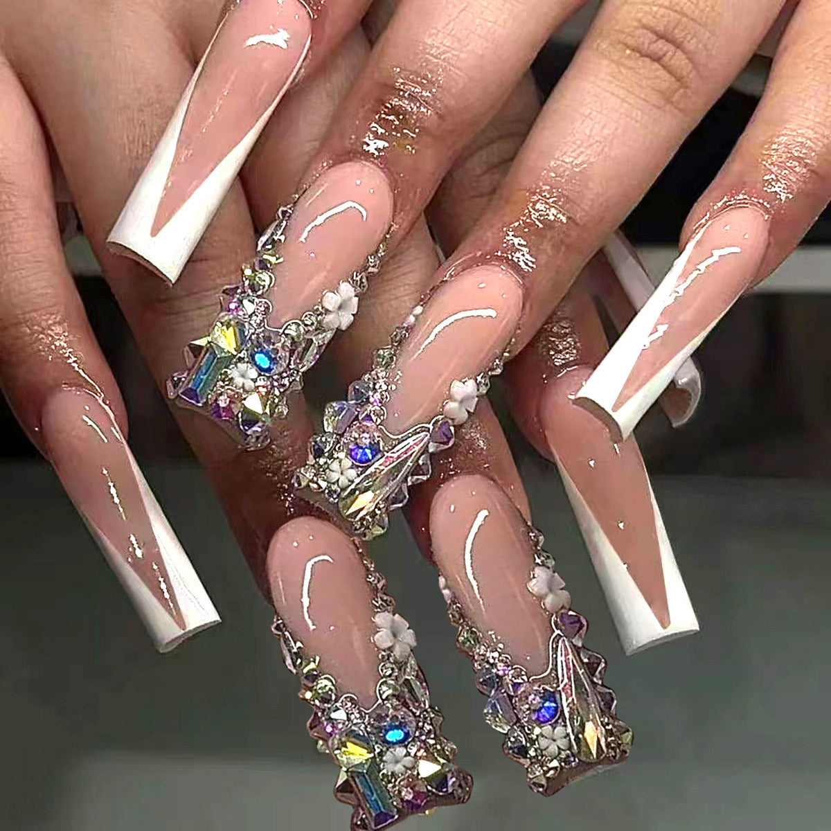 Luxus Stiletto Press-On Nägel mit floralen Verzierungen Brehn