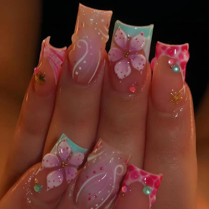 Kunstnagelset mit floralen Akzenten und eleganten Details Brehn