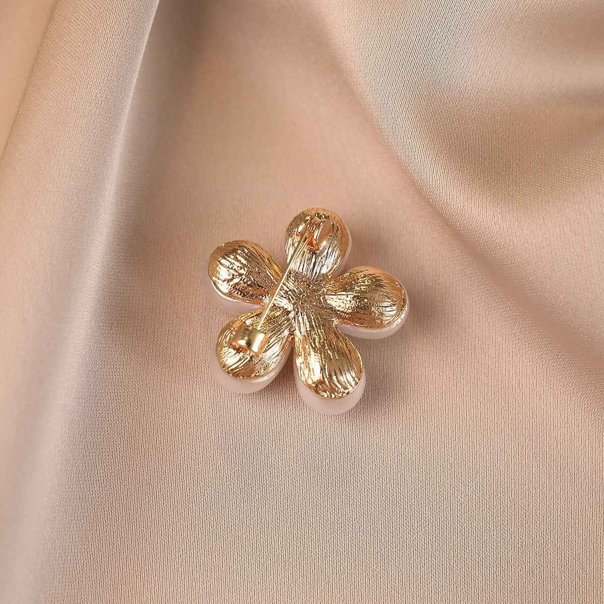 Elegante Blütenbrosche mit Perlenakzenten Brehn