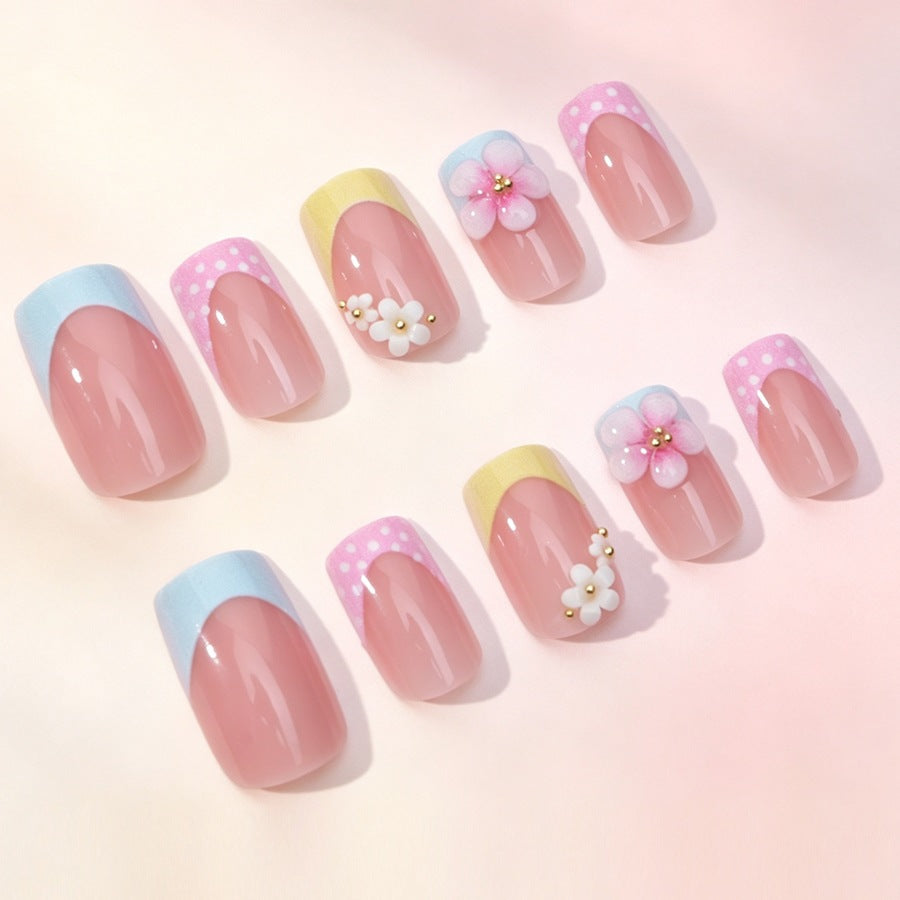 Kunstnagelset mit floralen Akzenten und bunten Spitzen Brehn