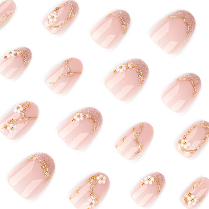 Kunstvolle und elegante Nagelkunst mit floralen Elementen Brehn