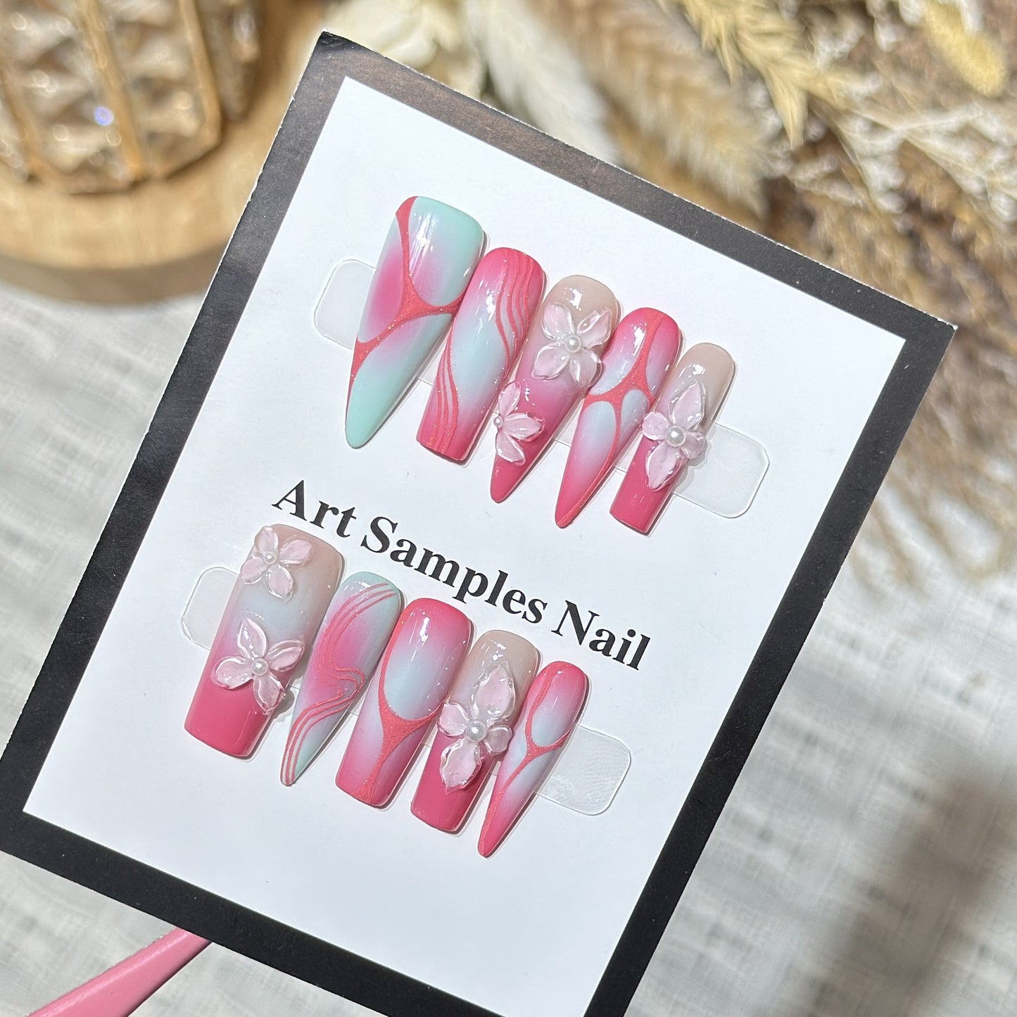 Dekorative Stiletto Press-On Nägel mit floralen Designs Brehn