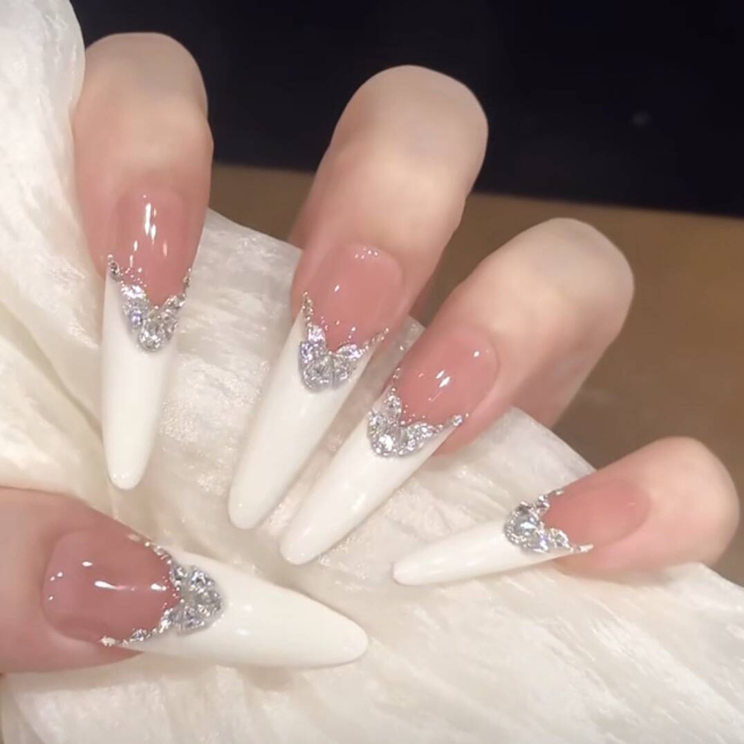 Künstlerische Stiletto Press-On Nagelkunst mit schimmernden Akzenten Brehn
