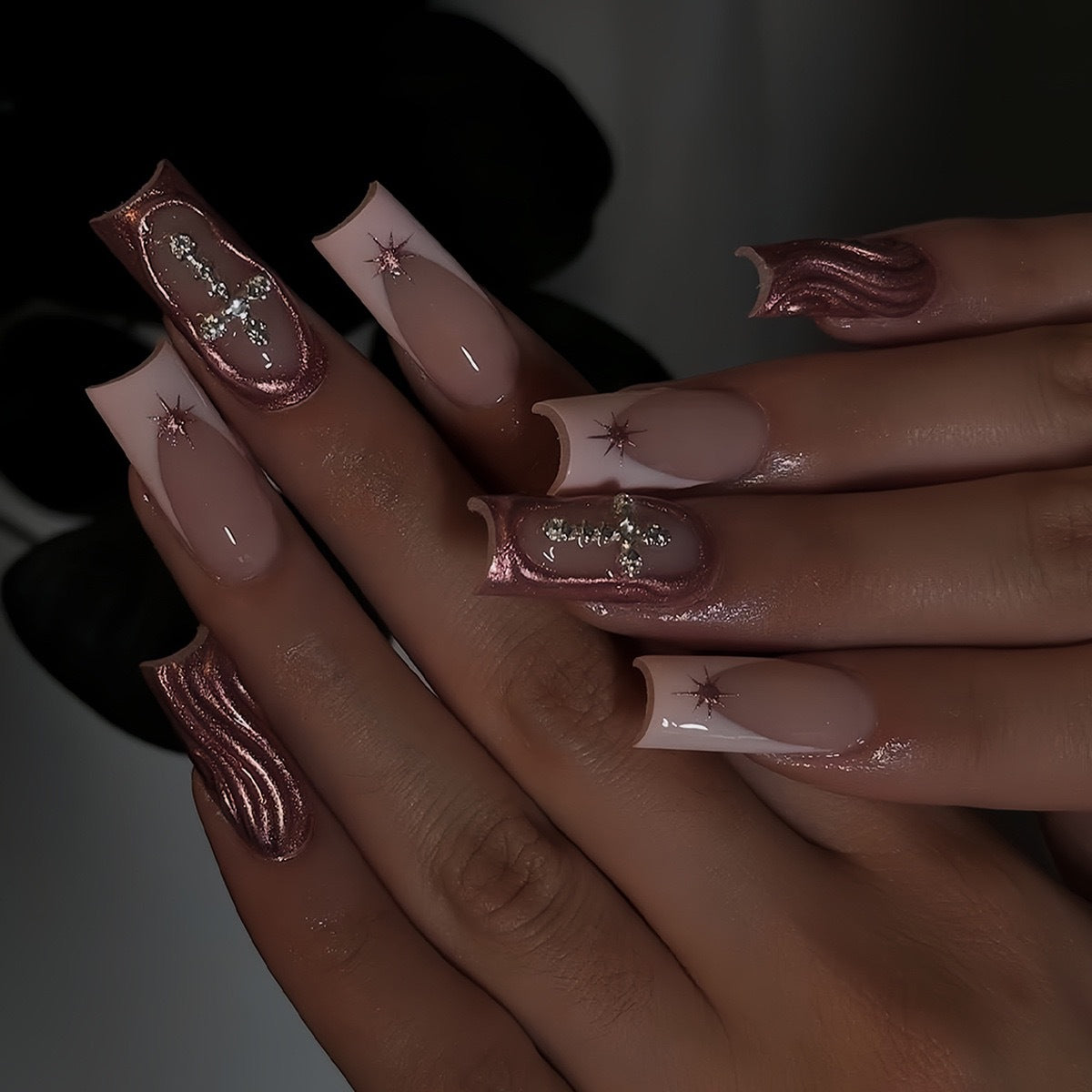 Dekorative lange skulptierte Nagelkunstverzierungen Brehn