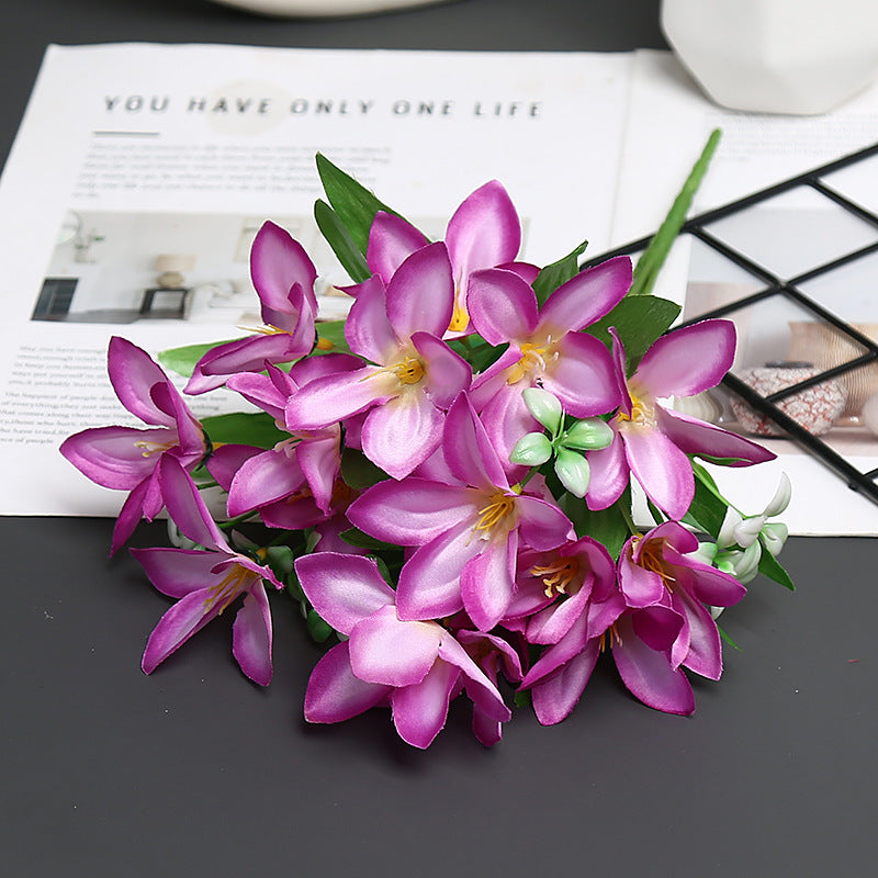 Dekorativer realistischer Blumenstrauß für die Wohnkultur