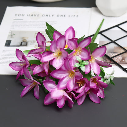 Dekorativer realistischer Blumenstrauß für die Wohnkultur