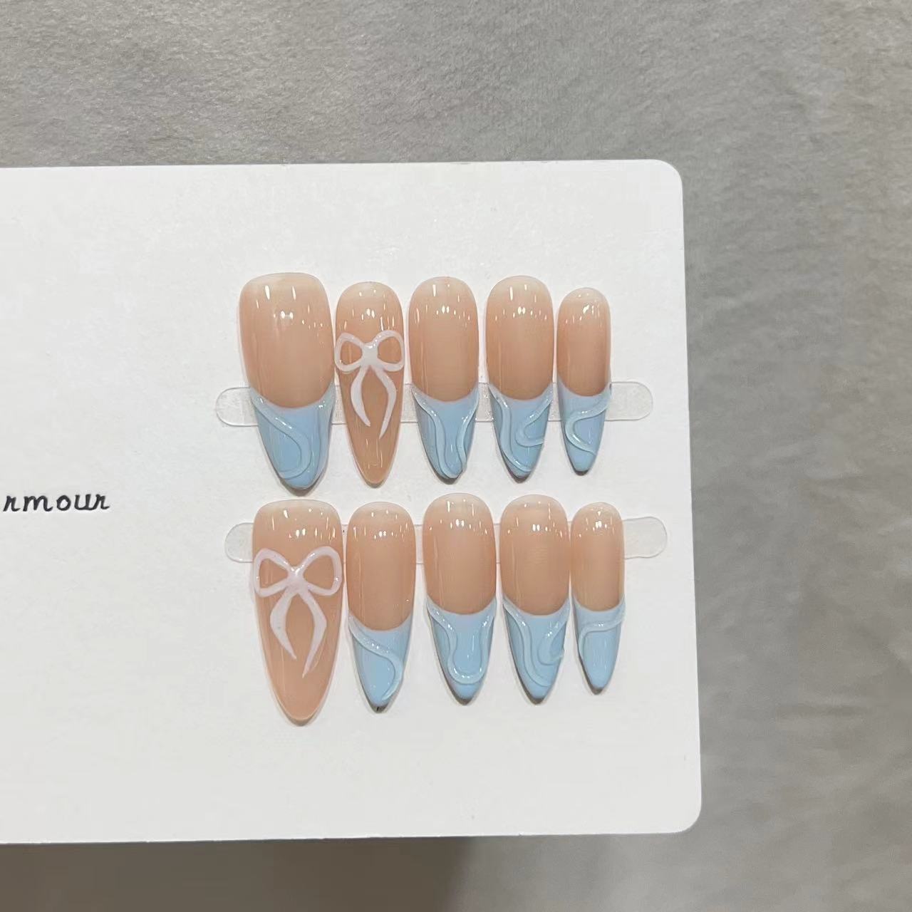 Dekoratives Press-On-Nagelkunst-Set mit charmantem Schleifen-Design Brehn