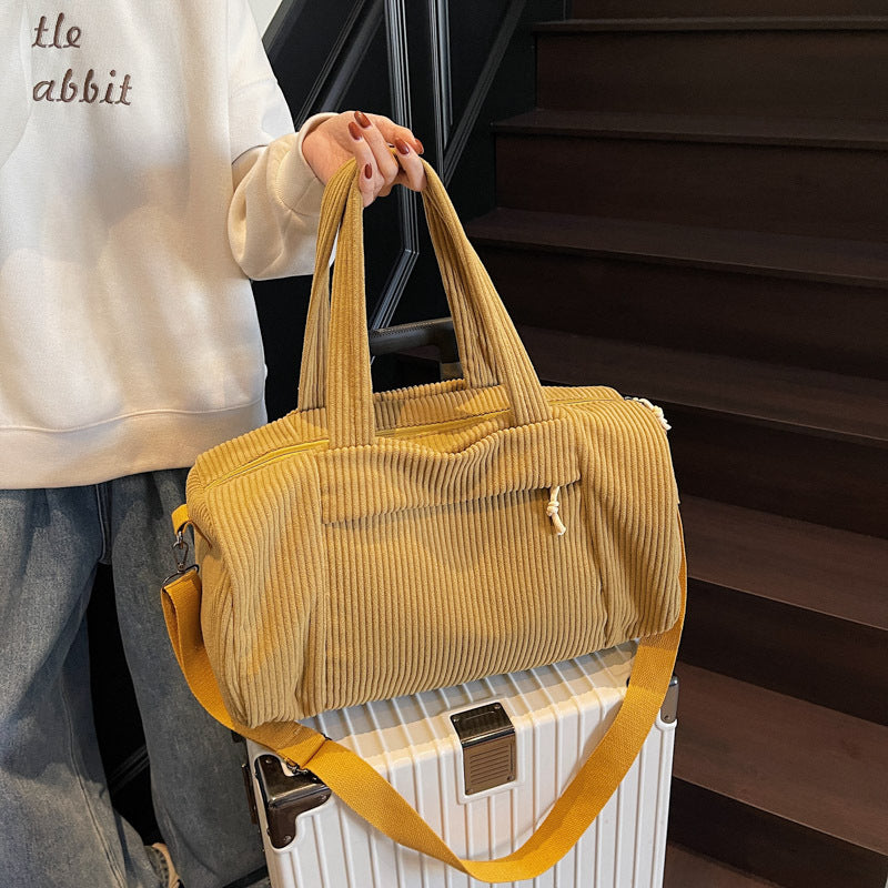 Sportliche Reisetasche Aus Flauschigem Cord-Material mit Verstellbarem Schulterriemen Brehn