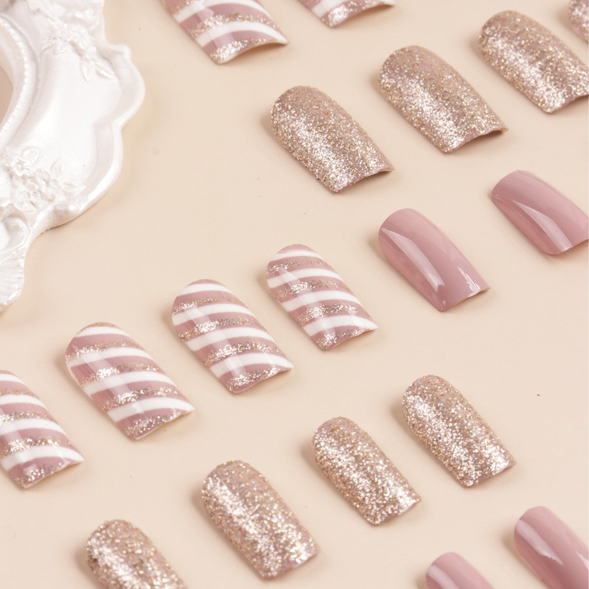 Glamouröse Glitter- und Streifen-Press-On-Nagelkunst Brehn