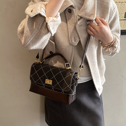 Gep quiltete Wildleder- und glänzende Leder-Handtasche