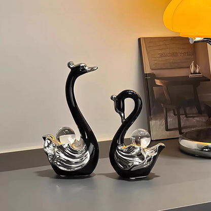 Elegante Keramik-Schwanfiguren