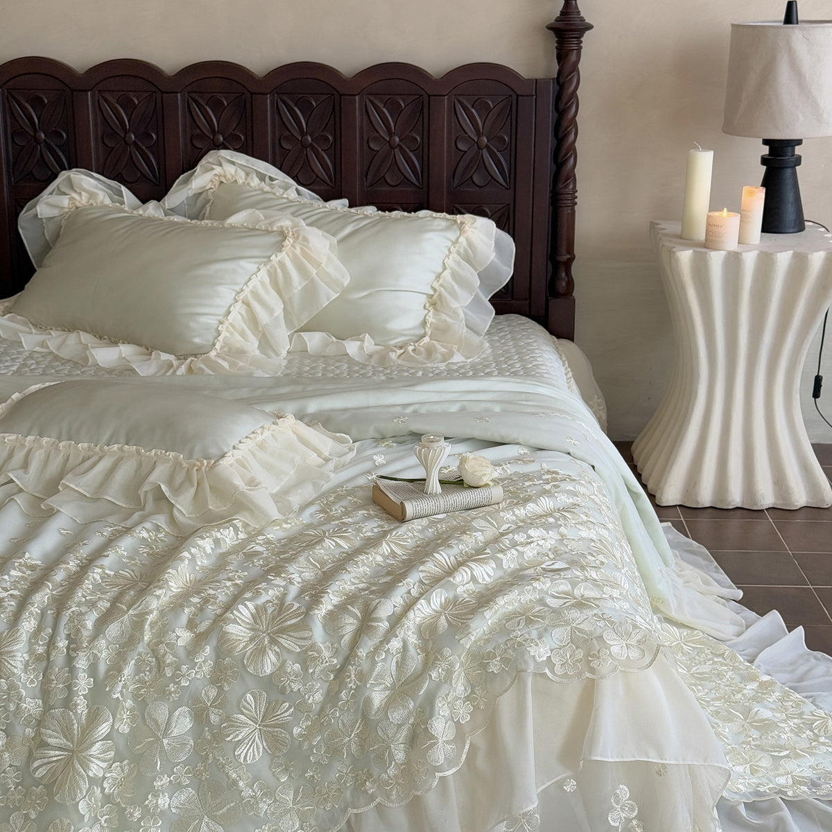 Elegante Satinbettgarnitur mit doppellagigem Chiffon‑Volant und floraler Reliefstickerei