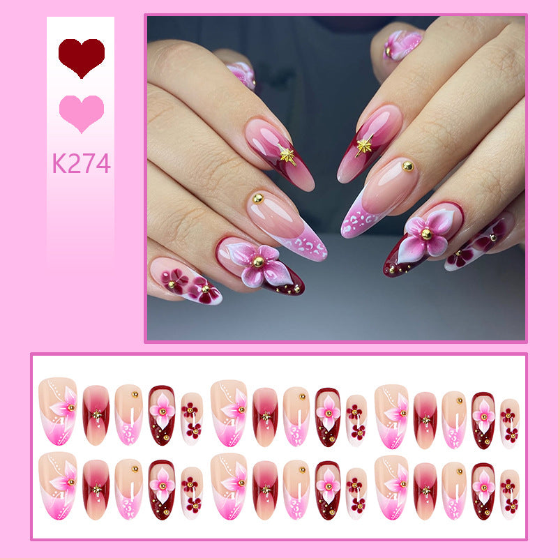 Kunstnägel mit floralen Designs und eleganten Details Brehn