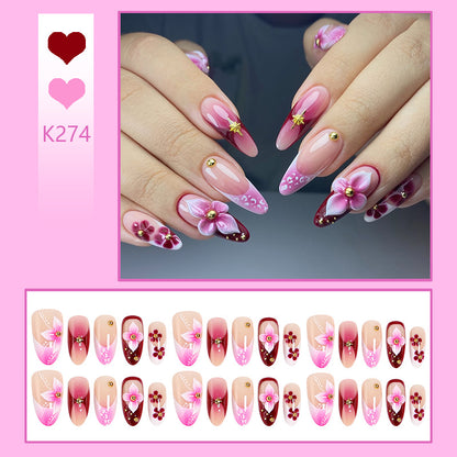 Kunstnägel mit floralen Designs und eleganten Details Brehn