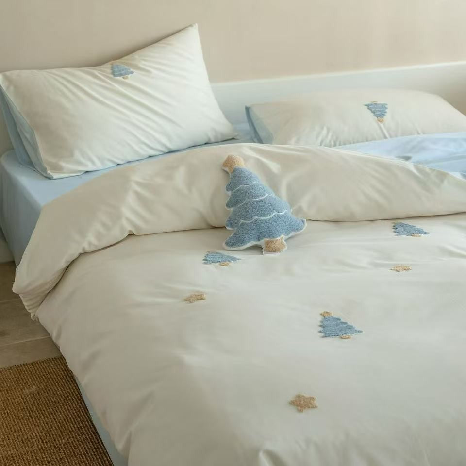 Kinderbettwäsche-Set mit gestickten Pinguin-Applikationen und Kuschelplüsch-Details