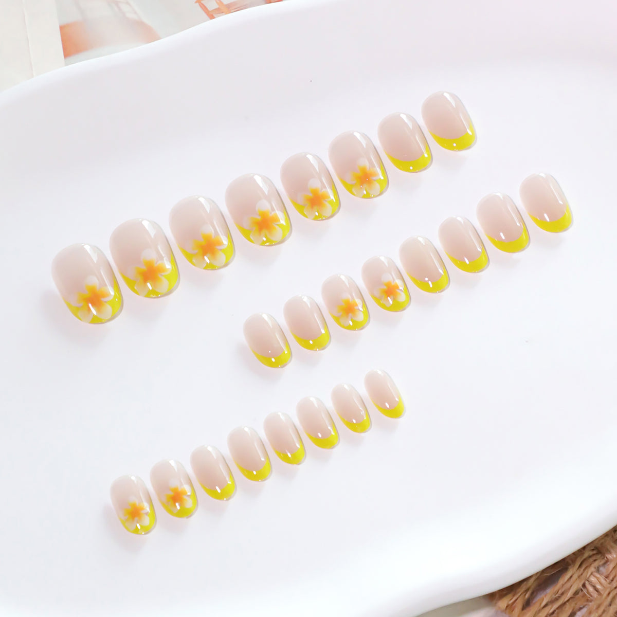Künstliche Nagelkunst mit blühendem Design Brehn