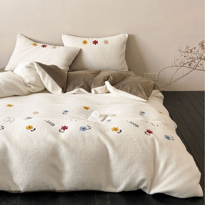 Wendbares Kuschel-Bettwäschenset aus Sherpa-Fleece mit bestickten Blumenapplikationen