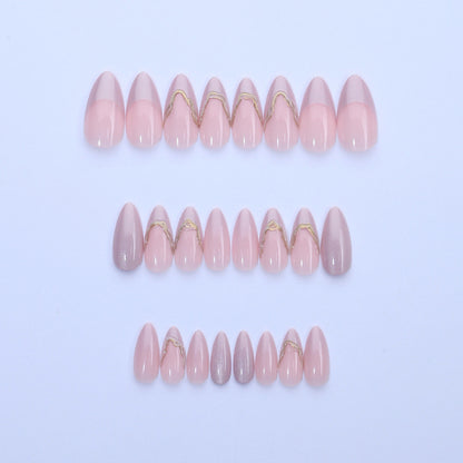 Elegantes Stiletto Press-On Nagelset mit 3D Goldakzenten