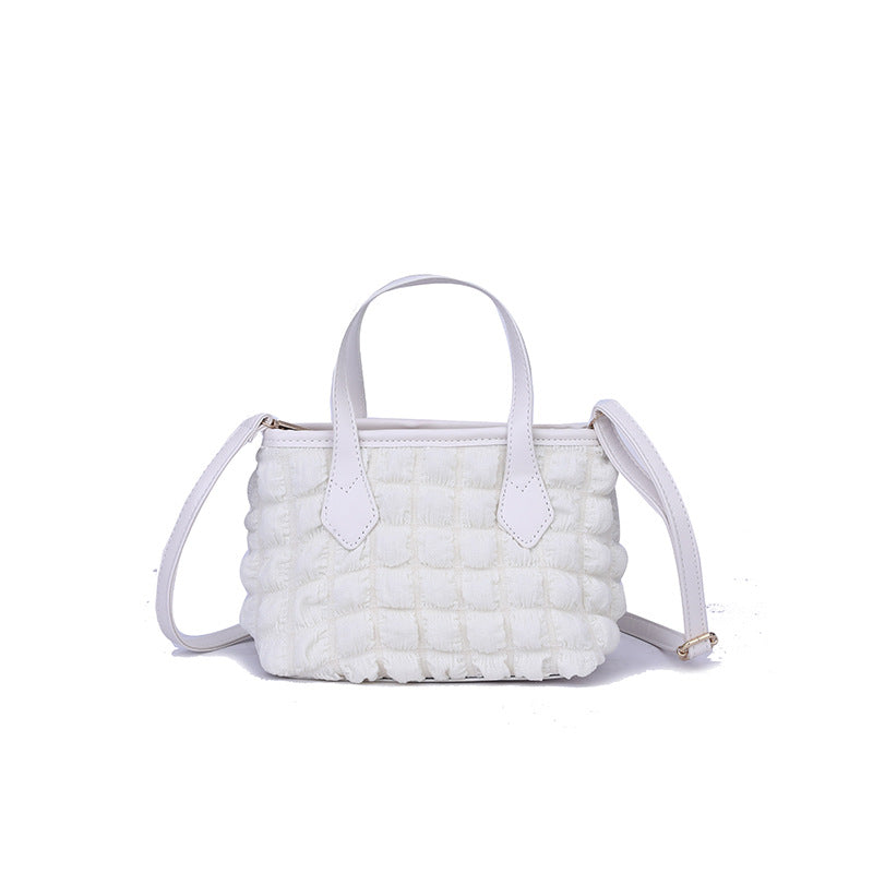Strukturierte Mini-Satteltasche