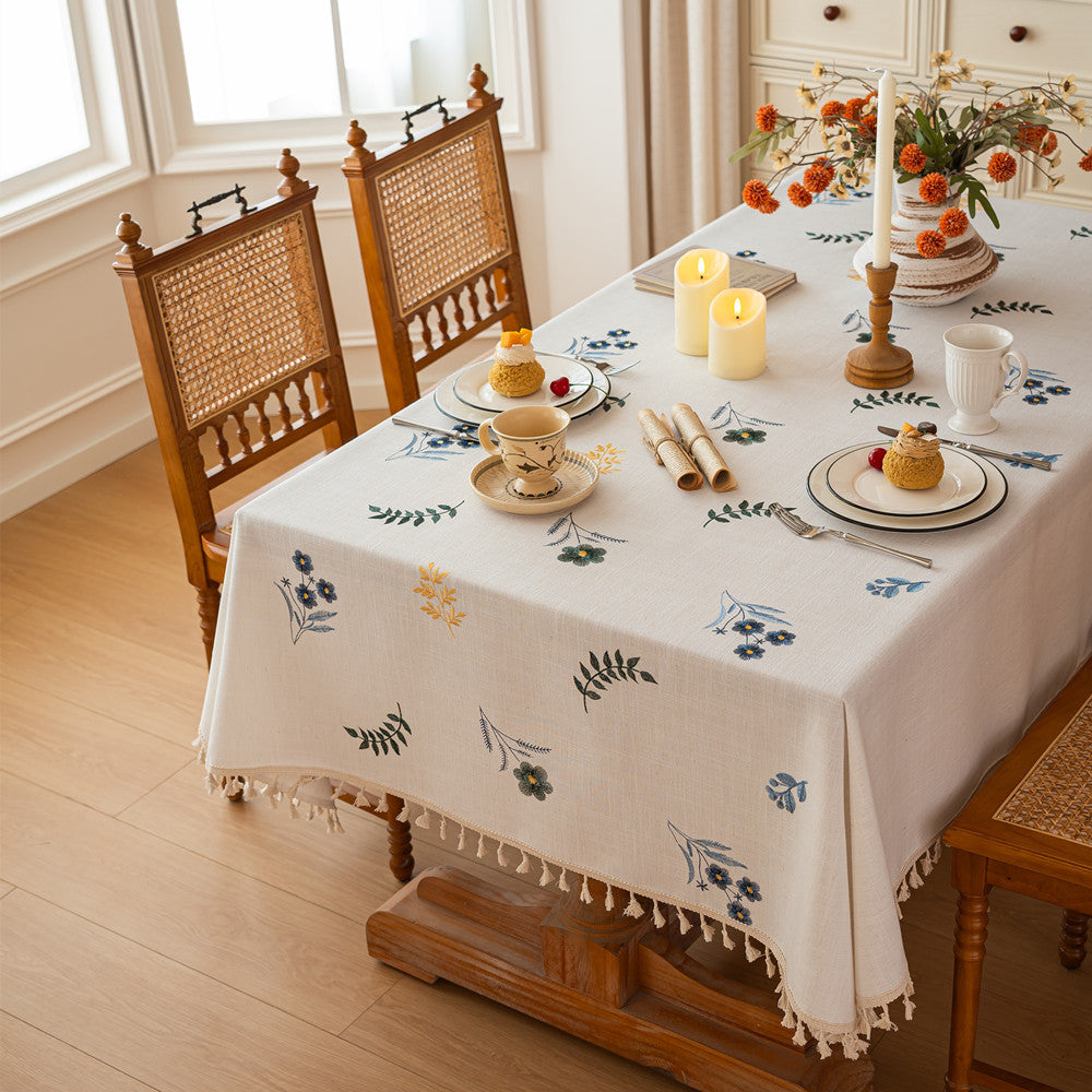 Elegante bestickte Tischdecke