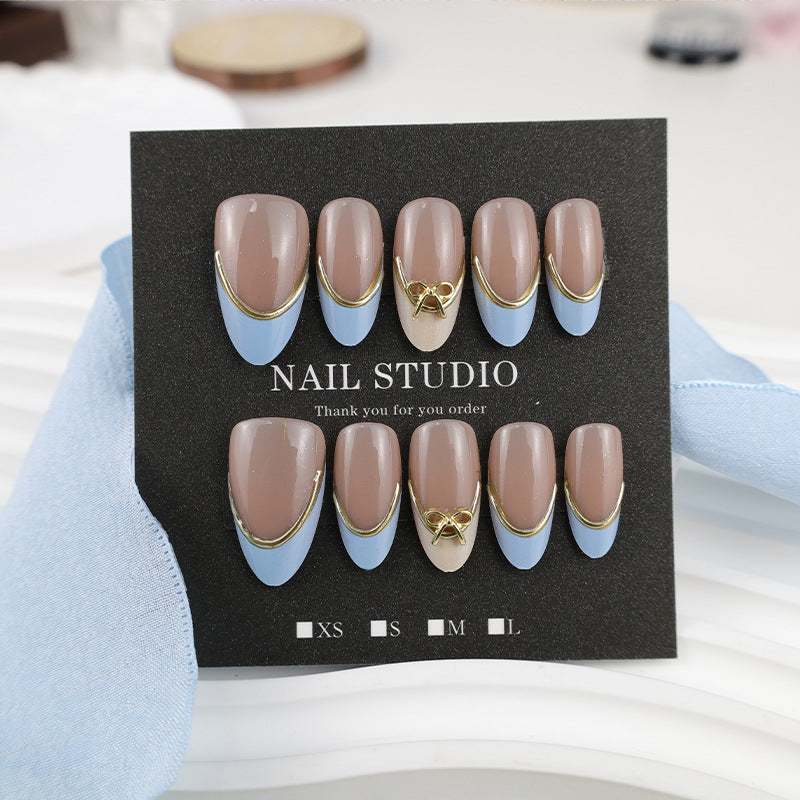 Kunstnagelset mit eleganten Designs und Goldakzenten Brehn
