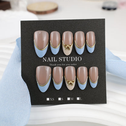 Kunstnagelset mit eleganten Designs und Goldakzenten Brehn