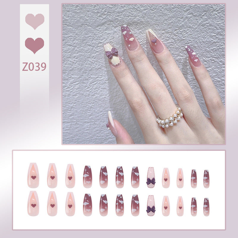 Kunstnagelset mit eleganten Glitzerverzierungen und schimmernden Akzenten Brehn