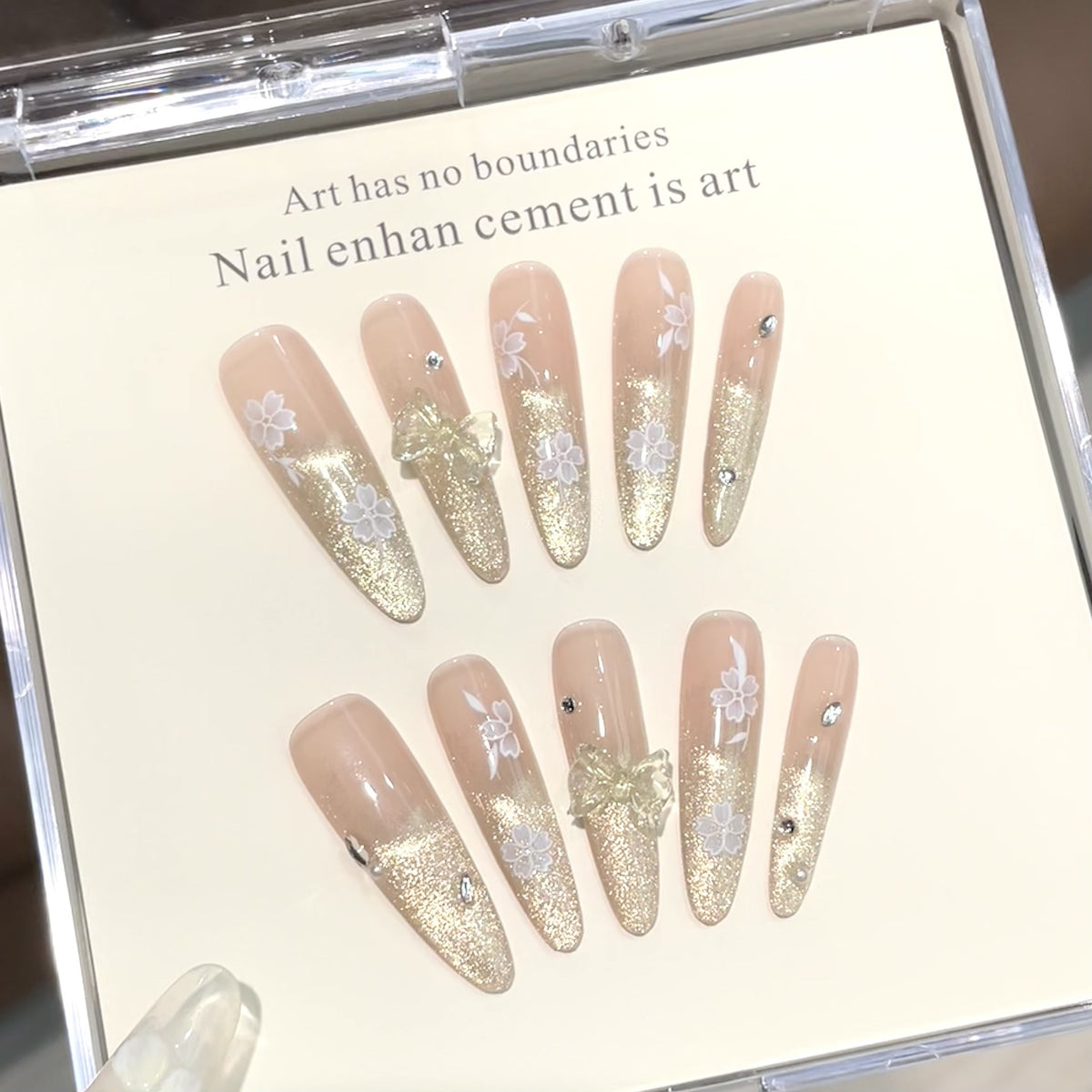 Dekorative Press-On Nägel mit floralen Akzenten und Glitzer