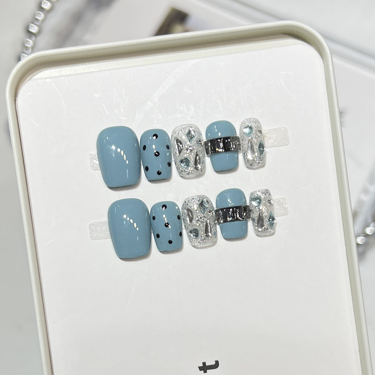 Dekorativer Press-On-Nagelset mit glitzernden Akzenten Brehn