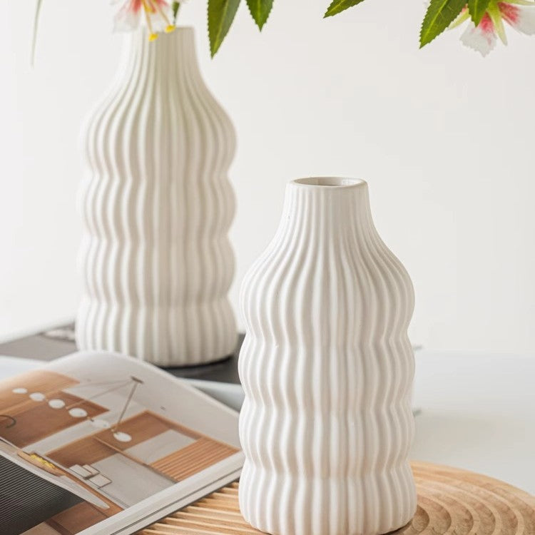Stilvolle Keramikvase mit Wellenstruktur Brehn