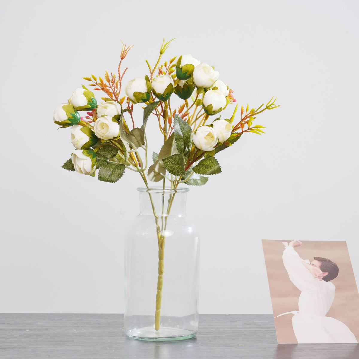 Lebensechte florale Rosenstielanordnung