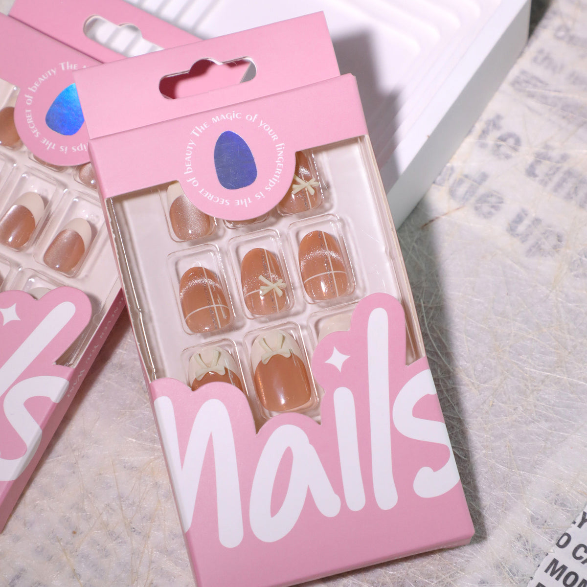 Elegante Kunstnailart mit zarten Blütenmotiven Brehn