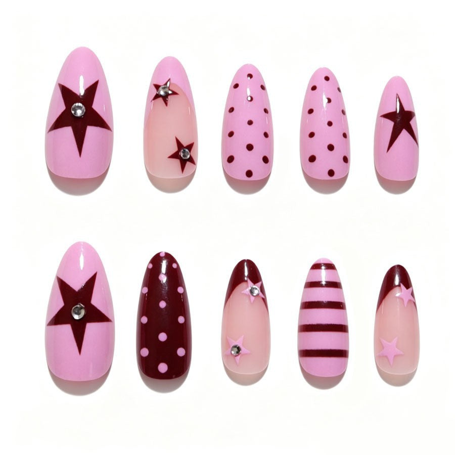 Kunstnagelset mit asymmetrischen Designs und Glitzerakzenten Brehn