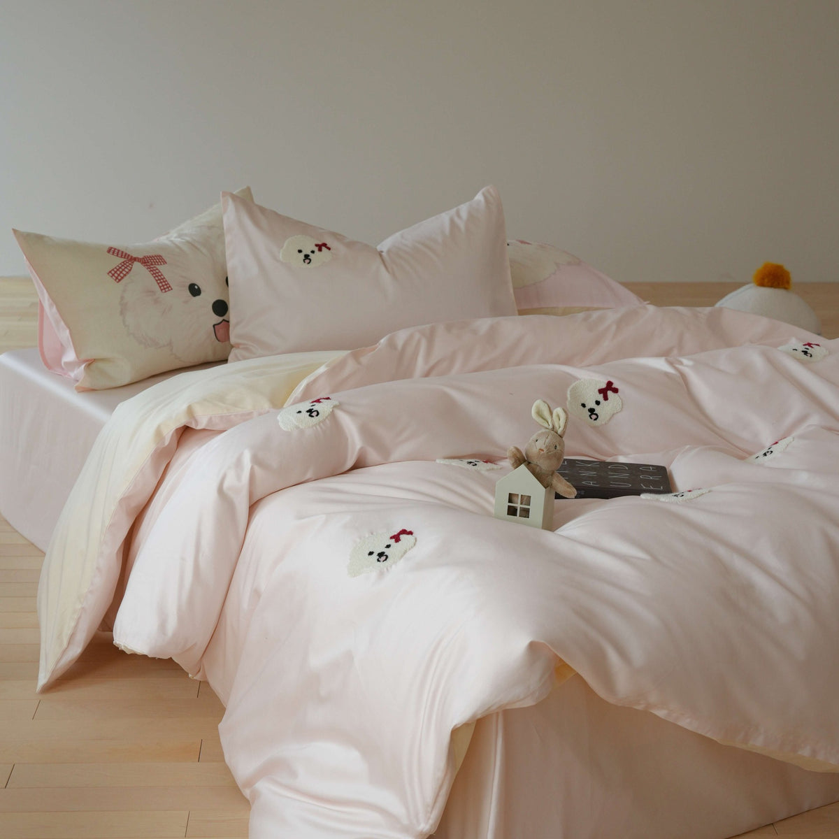Bestickte Plüschpuppy Baumwollsatin Bettbezug Set