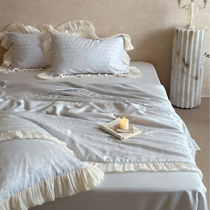 Satin-Steppbett-Set mit plissierten Volants und feiner Jacquard-Blumenstruktur