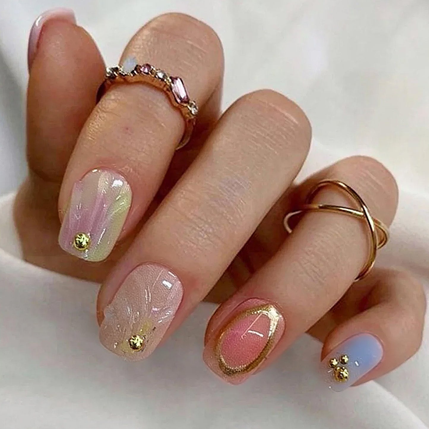 Dekorativer Press-On Nagelset mit goldenen Akzenten Brehn