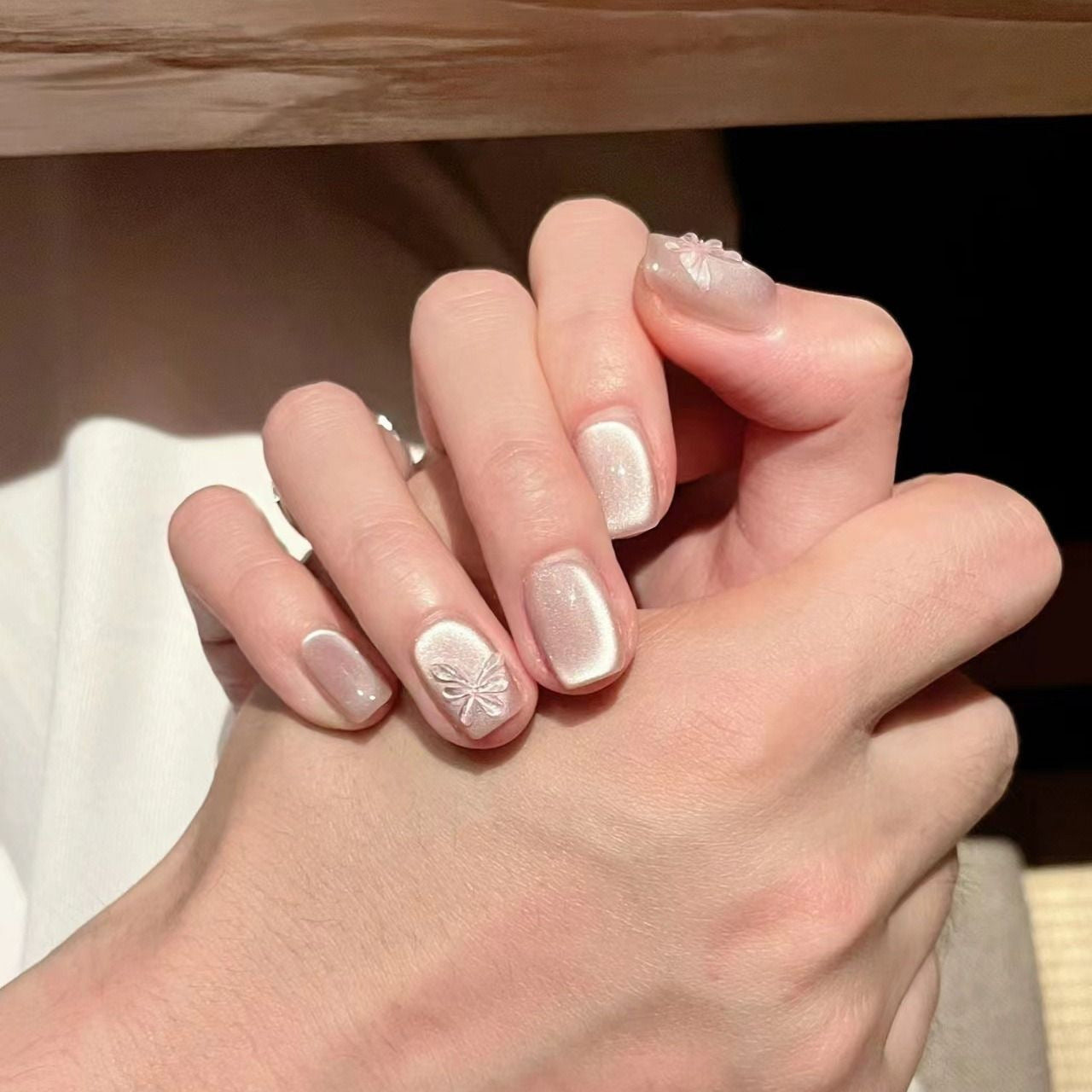 Künstlerisches Stiletto Press-On Nagelset mit einzigartigen Designelementen Brehn