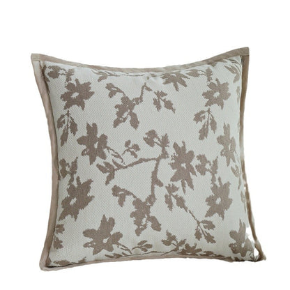 Quadratischer Feinstruktur-Kissenbezug mit botanischem Jacquard‑Relief und satinierter Keder Brehn
