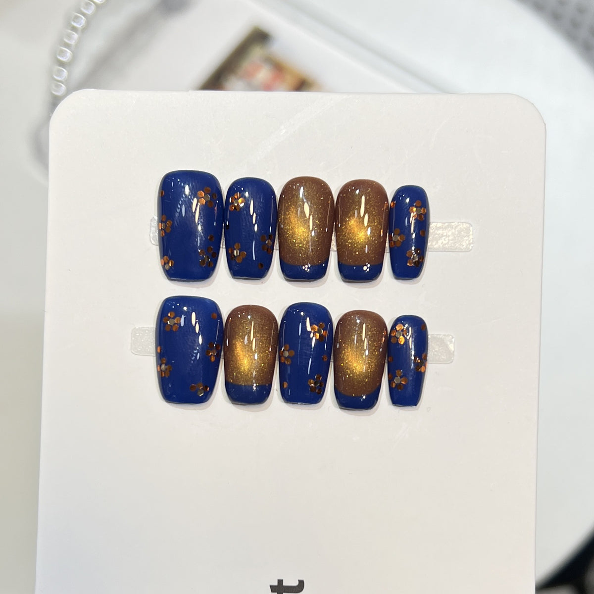 Dekoratives Press-On Nagelkunstset mit Glitzer und floralen Akzenten Brehn
