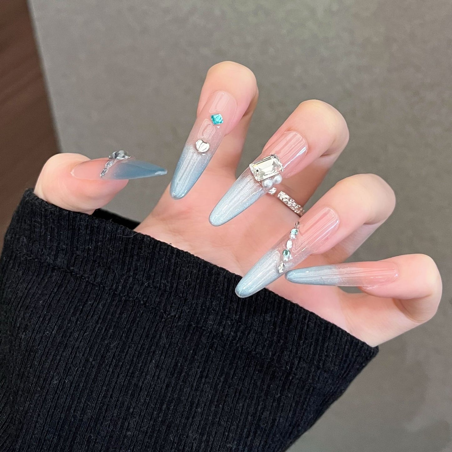 Elegante Strass-beschmückte Stiletto Press-On Nagelset Brehn
