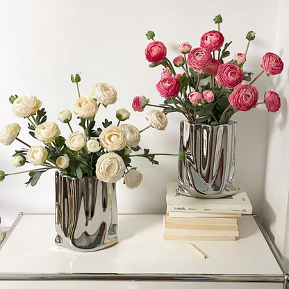 Lebensechte Ranunkel Blumenarrangement