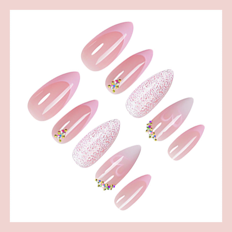 Kunstnagelset mit zartem Glitzer und Herzmotiven Brehn