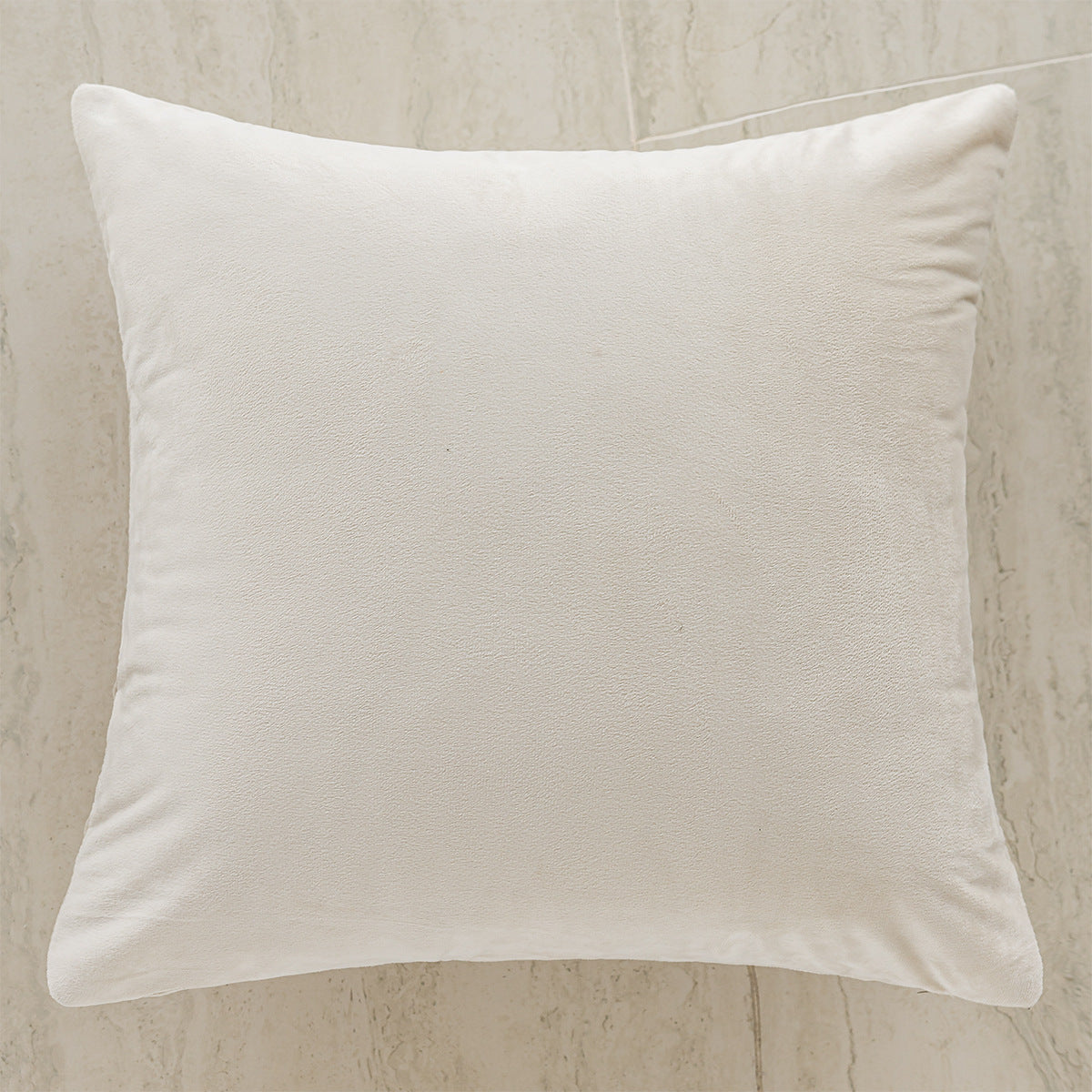 Dekoratives Kissen mit floralem Design