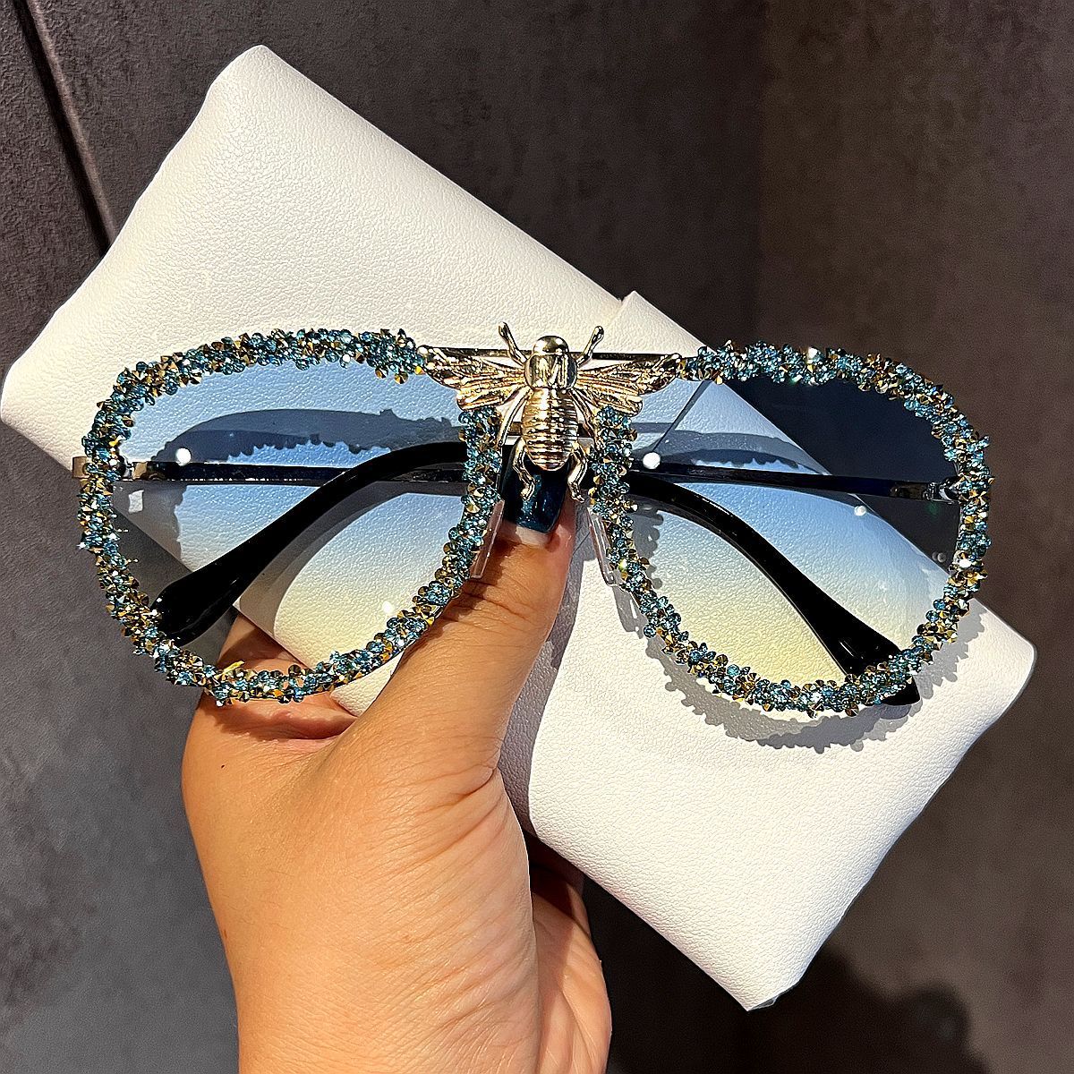 Damen Glamouröse Oversize-Sonnenbrille mit einzigartigem Schmuckrahmen Brehn