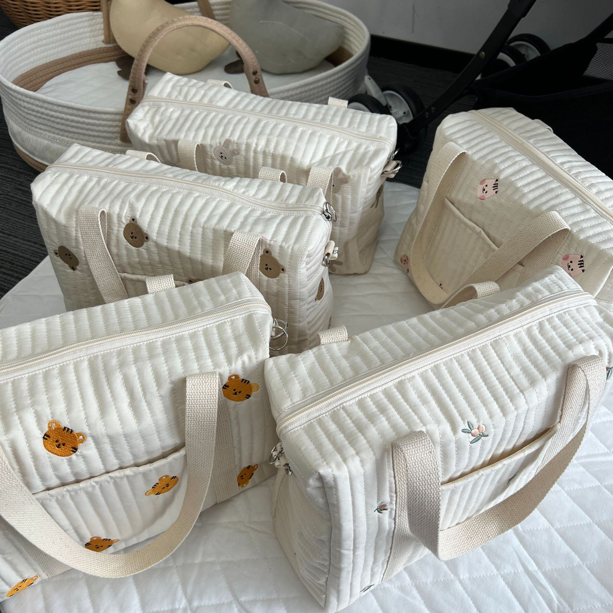 Gestepptes wandelbare Wickelrucksack mit gesticktem Tierapplikation und Kinderwagenhaken