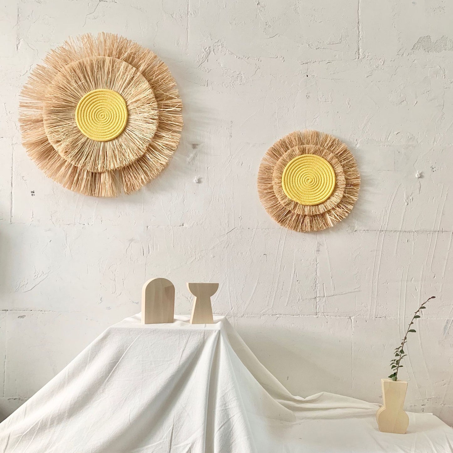Dekorativer Wandschmuck mit Kunstfaser und Holzperlen Brehn