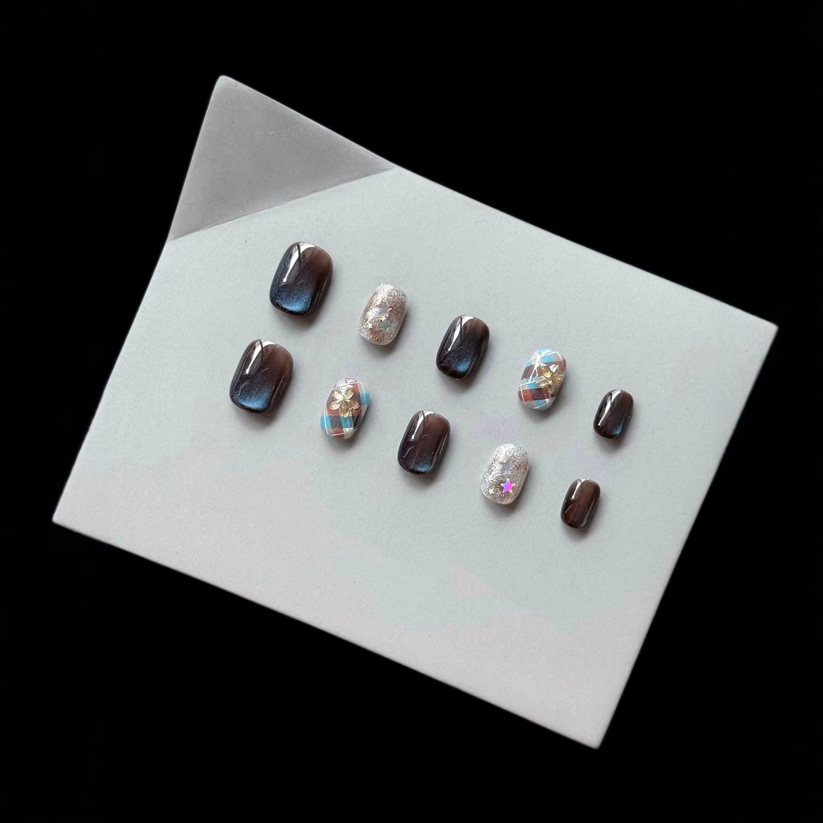 Dekoratives Press-On-Nagelset mit glamourösem Glitzer und floralen Designs